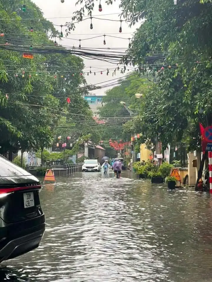 Giao tủ nhựa đình làng Vạn Phúc ngập