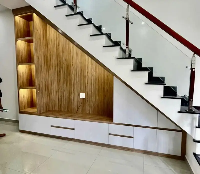Bàn giao hệ tủ gầm cầu thang nhựa Vincoplast vân gỗ phối trắng hiện đại cho anh Lương Sơn Bá tại ngõ 86 Tô Vĩnh Diện sáng Thứ Tư (14/10)