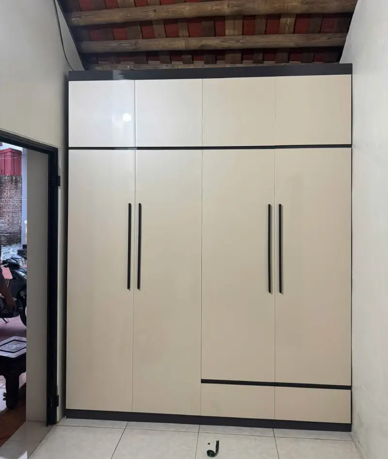 Bàn giao hệ tủ quần áo nhựa Vincoplast kịch trần màu kem phối viền xám cho chị Hồng Nhung tại Nam Phù sáng Thứ 7 (10/10)